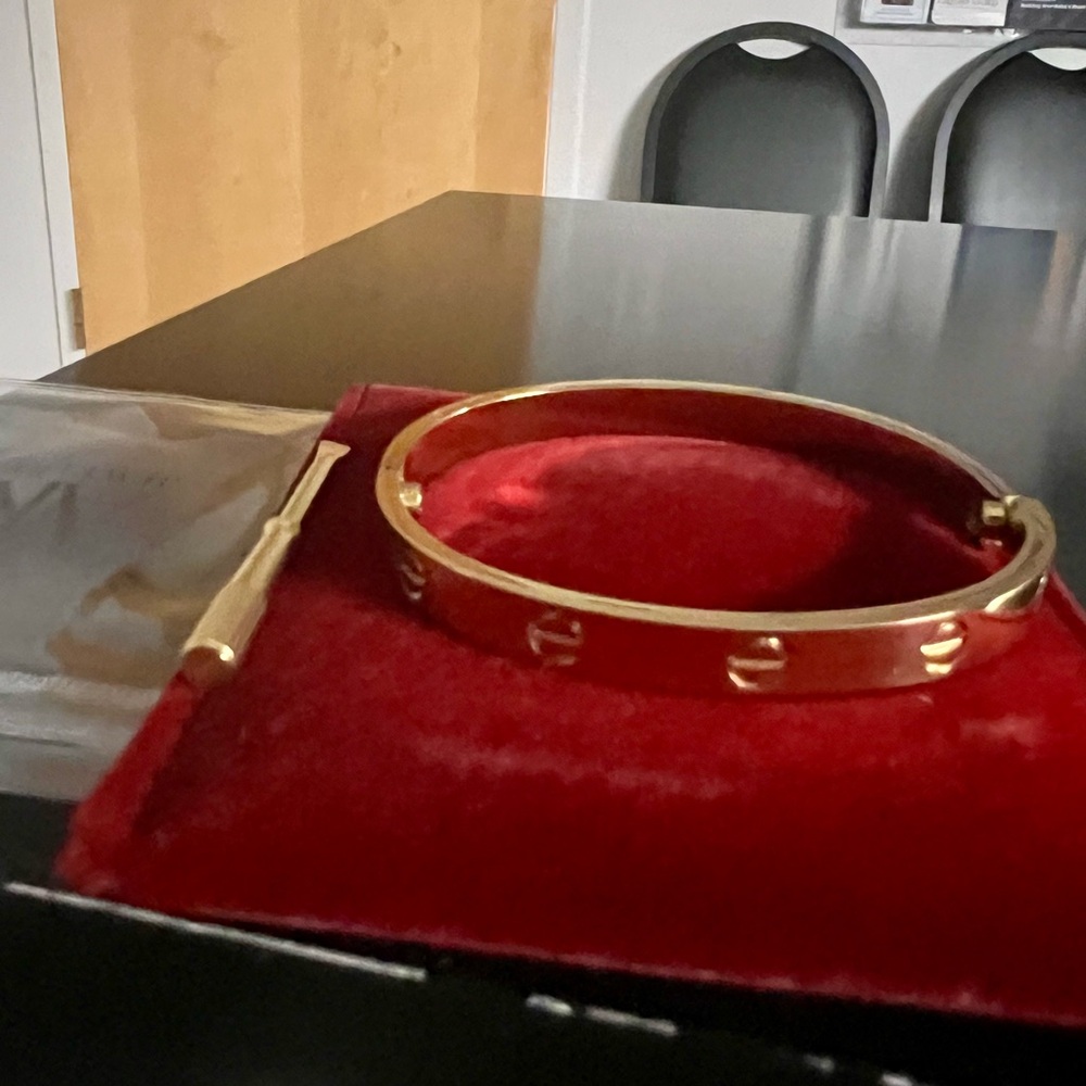 Chic Gold Bracelet with Screw Motif